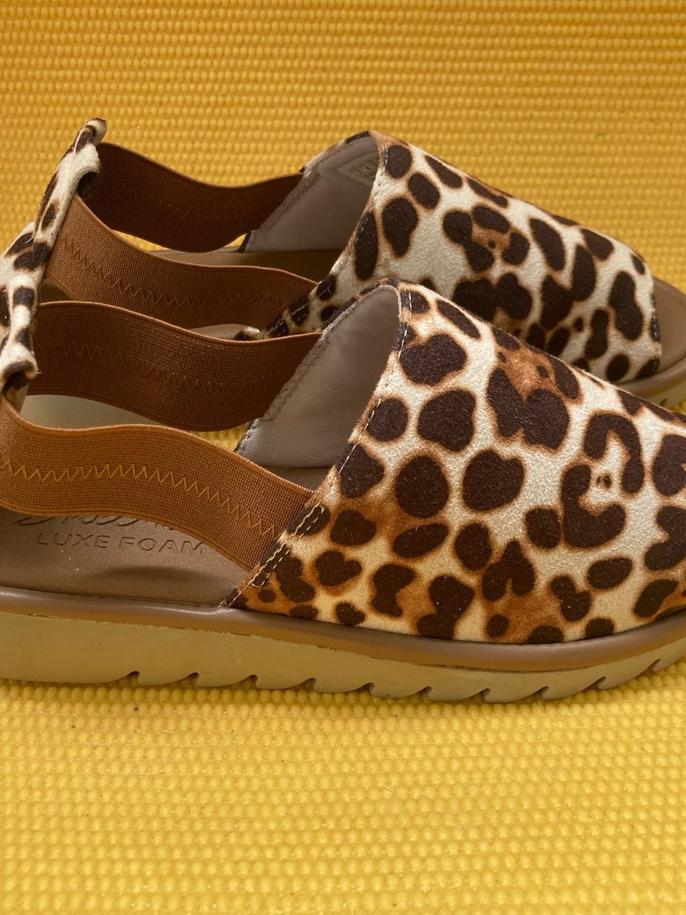 Skechers Jigsawed Natural Leopard print Slip-ons. Womens size 7